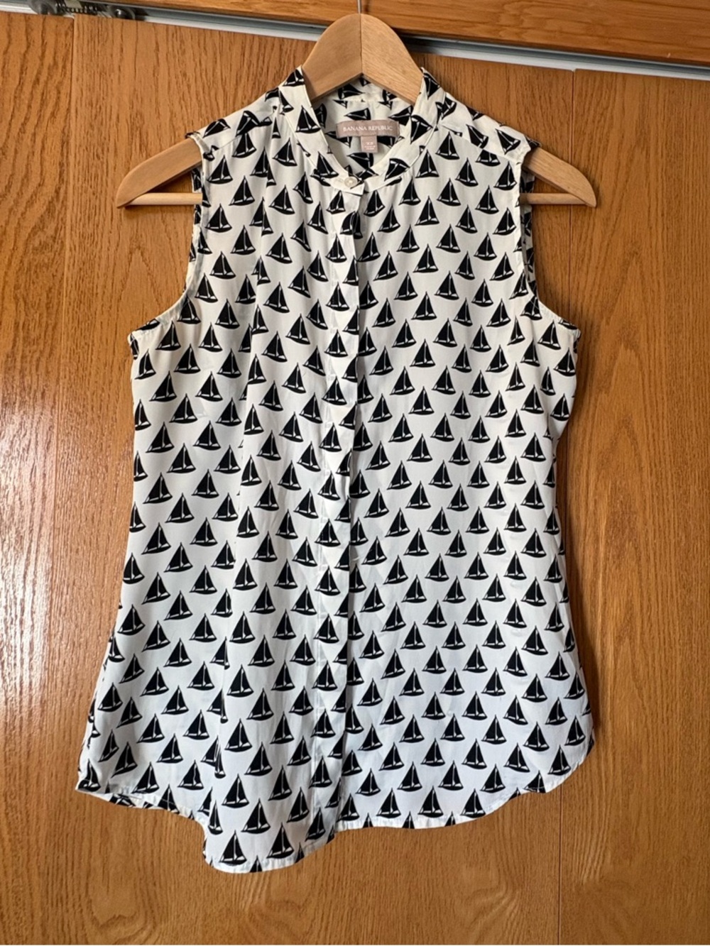 Banana Republic Black & White Sailboat Print Sleeveless Blouse